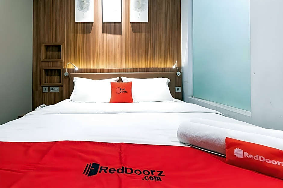 RedDoorz Premium near Centre Point Mall Medan