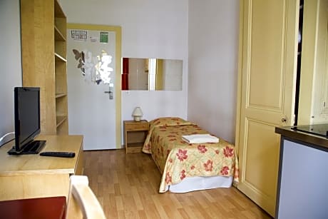 Studio with Shared Bathroom (1 Adult)