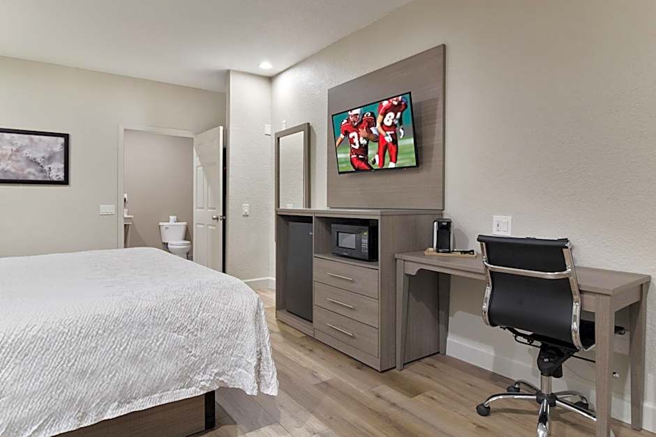 Red Roof PLUS+ Galveston - Beachfront