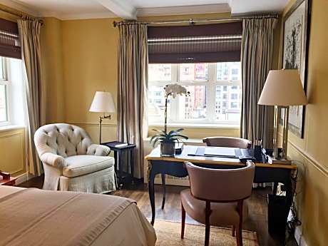 Suite King Size Bed