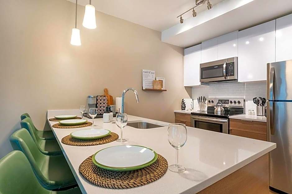 Palm Theme King Bed Paid Garage 55" 4k Smart T