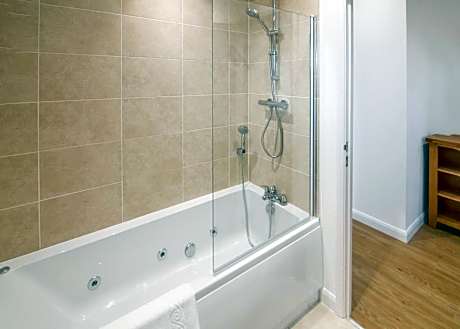 Caddys Corner Lodges