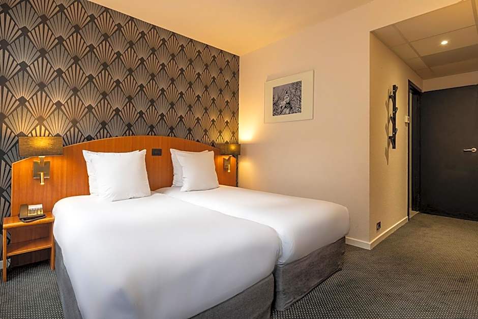 Aris Grand Place Hotel