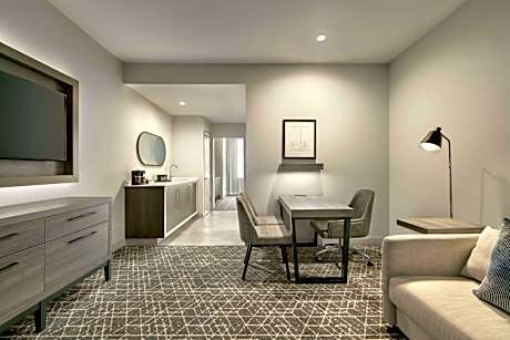 1 King Bed 2 Room Suite- City View- High Flr