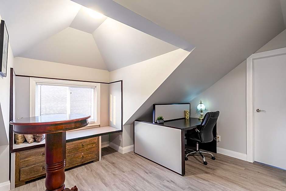 Beautiful renovated home 3 mins drive to Fall