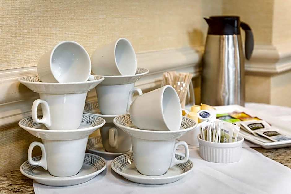 Monte Carlo Inns Oakville Suites