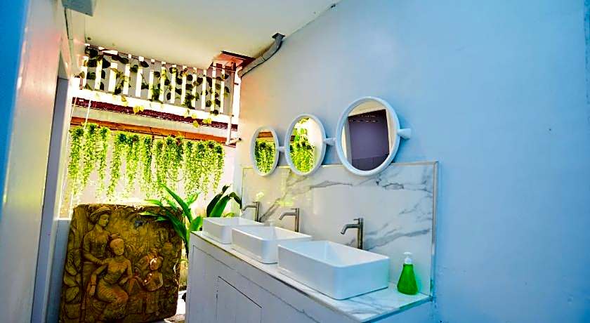 Eclipse Hostel and Bar