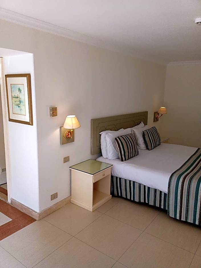 Cairo Pyramids Hotel