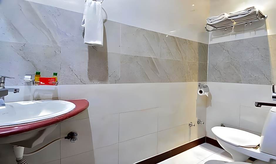 OYO 5539 Merit Hotel                                                                        