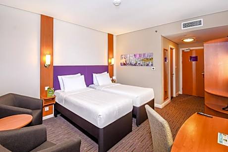 Smoking - Twin Room - Free Shuttle to Metro 4x Daily