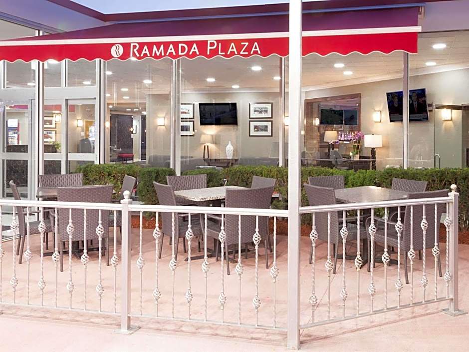 Ramada Plaza by Wyndham Chicago North Shore