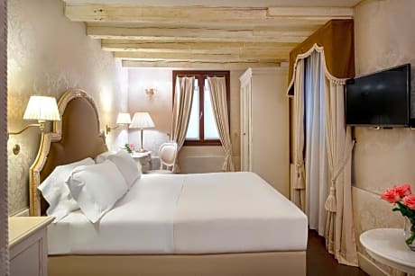 Superior Single Room with French Bed