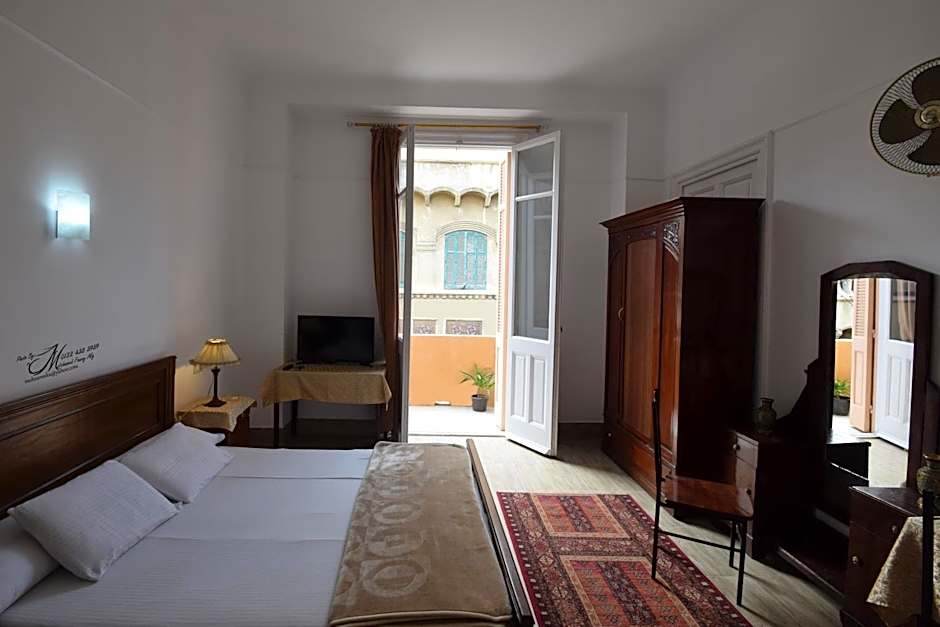 Triomphe Hostel