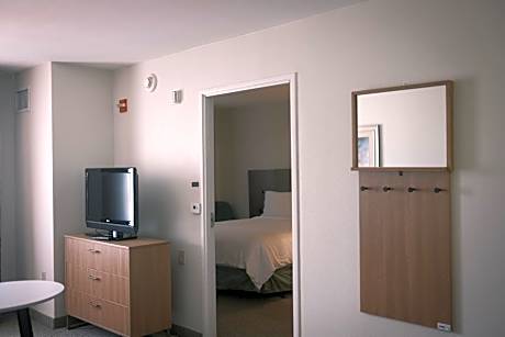 One-Bedroom Queen Suite