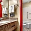 Econo Lodge Inn & Suites Forest
