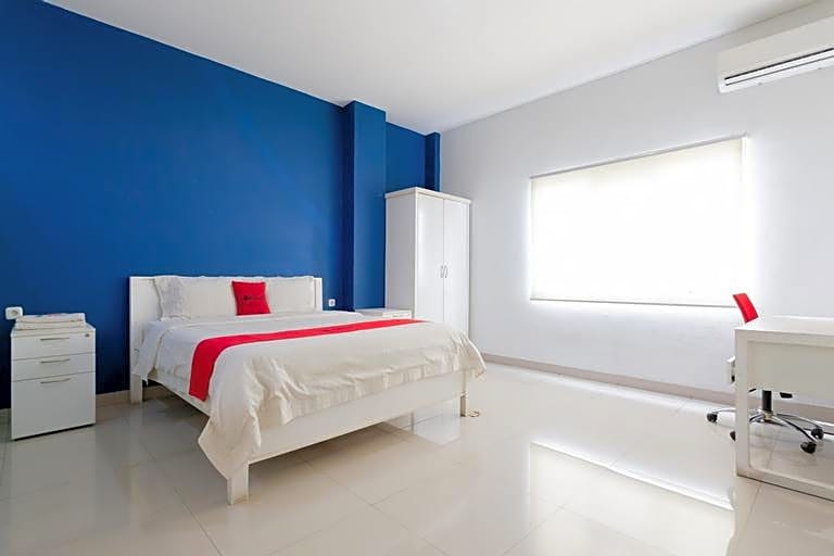 RedDoorz Plus near Living Plaza Jababeka