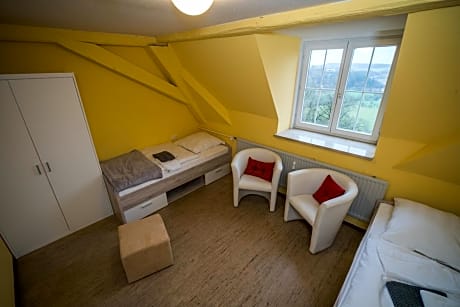 Standard Twin Room with Shared Bathroom