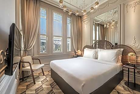 Deluxe Bosphorus Suite with partial Bosphorus View