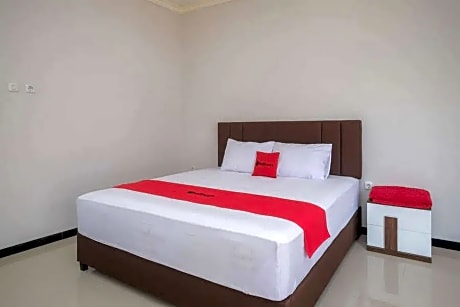 RedDoorz Syariah near Solo Paragon Mall 2