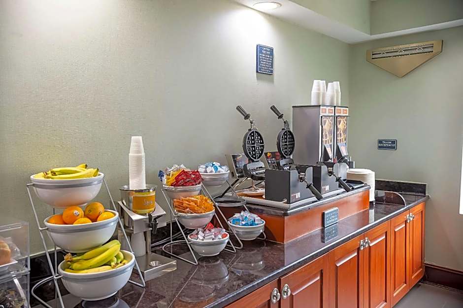Comfort Suites Outlet Center