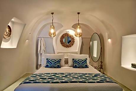 Superior Suite with Outdoor and Indoor Hot Tubs and Caldera View