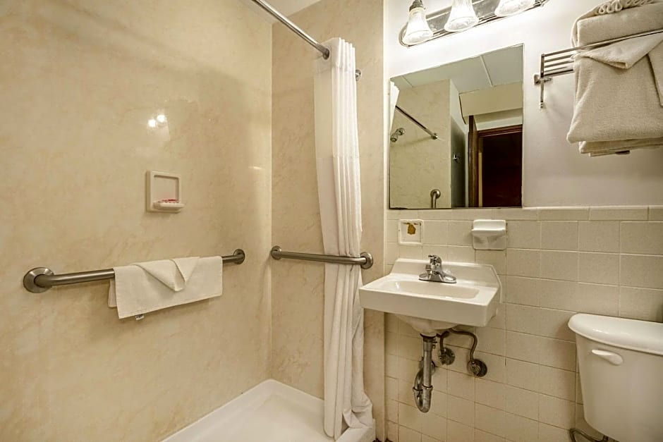 Econo Lodge Inn & Suites Airport
