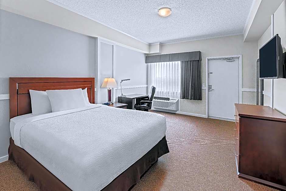 Days Inn by Wyndham Lamont