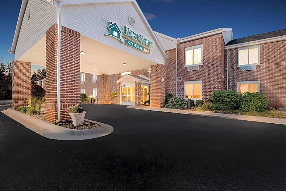 HomeTowne Studios by Red Roof East Lansing - Okemos