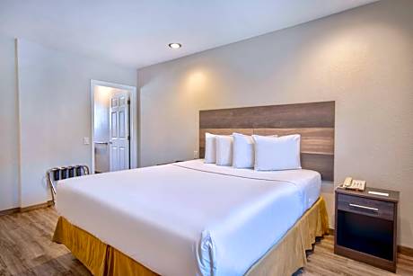 Deluxe King Room - Non-Smoking