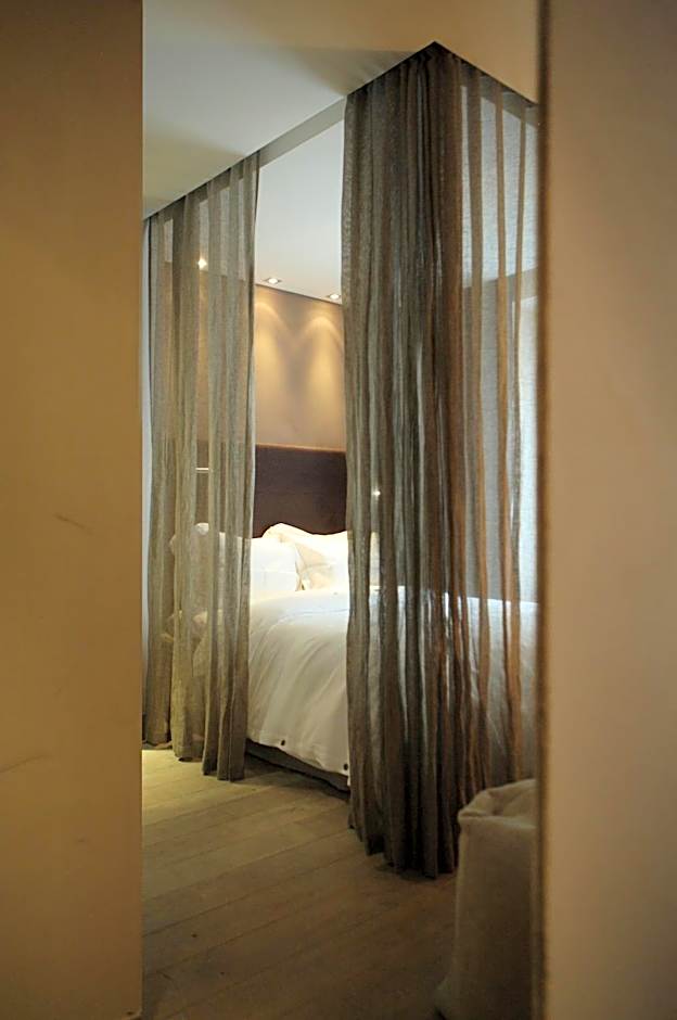 Hidden Hotel By Elegancia