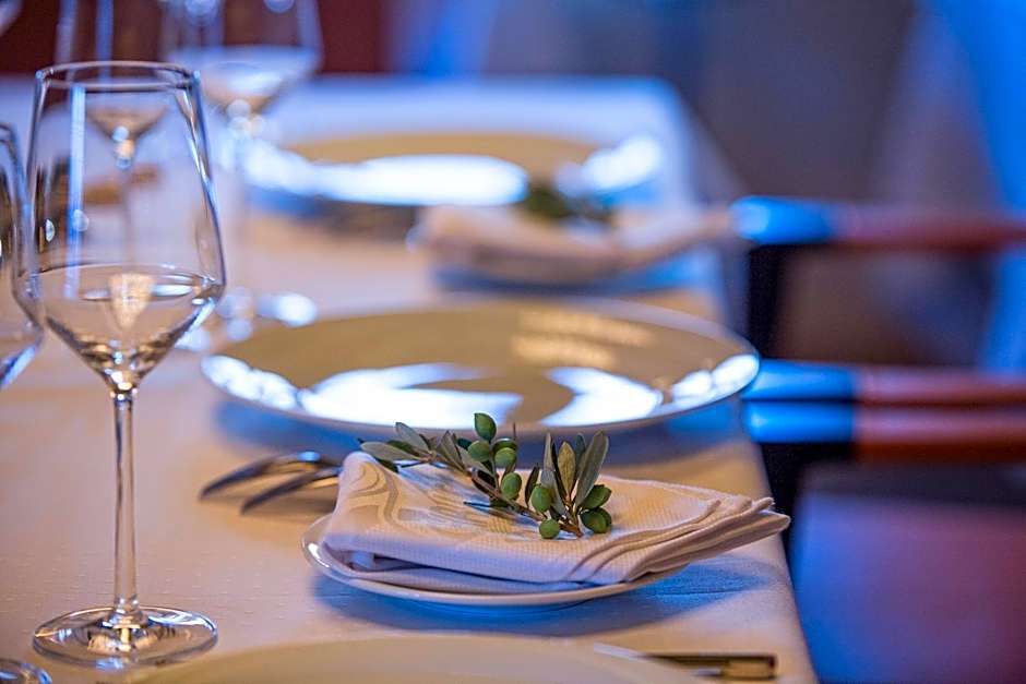 Moni Emvasis Luxury Suites