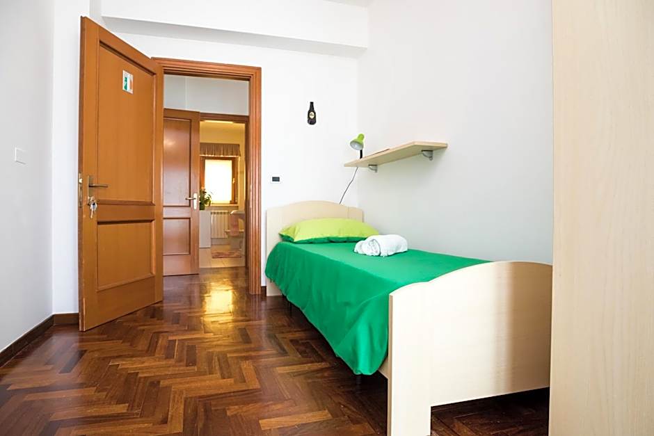 Single Room with Shared Bathroom — 4 fotoğraftan 1. fotoğraf