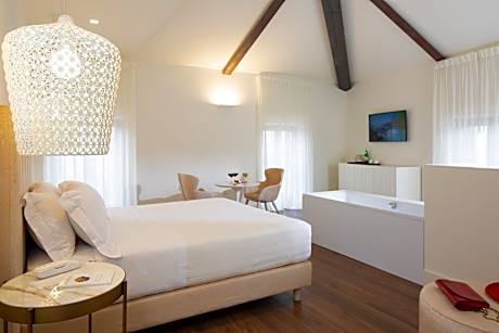 Suite with Hot Tub
