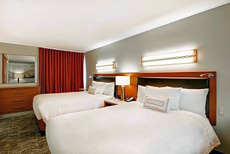 Queen Suite with Two Queen Beds, High Floor and Trundle Sofa