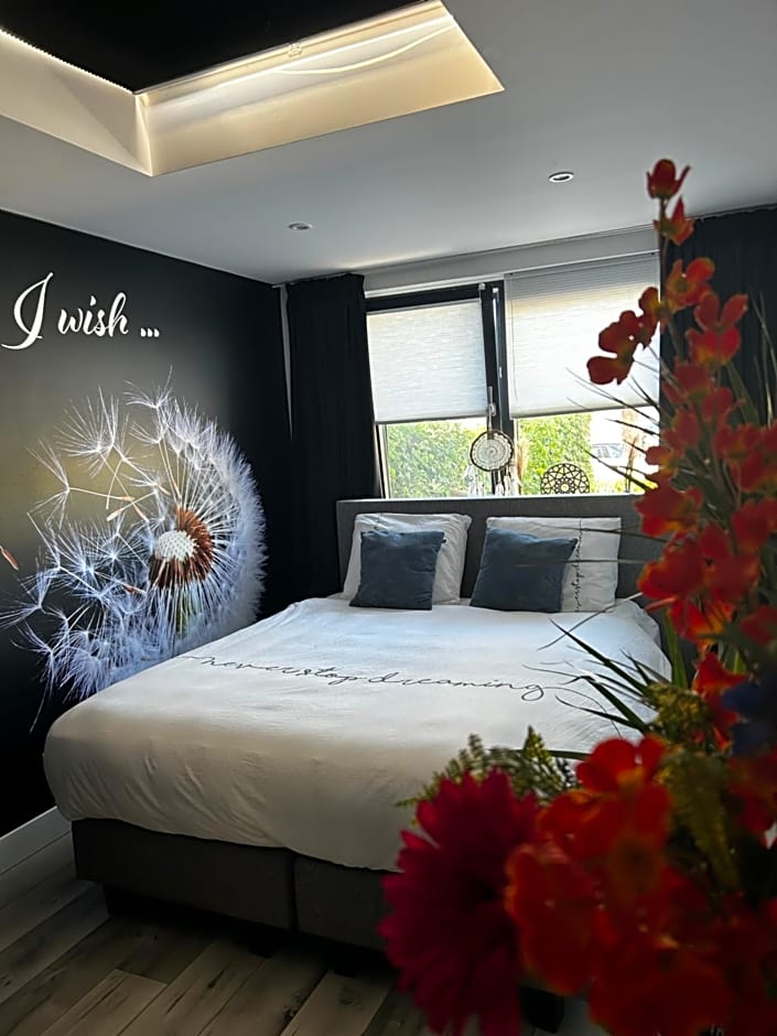 Casa aan de Plas, B&B met sauna en hottub of jacuzzi