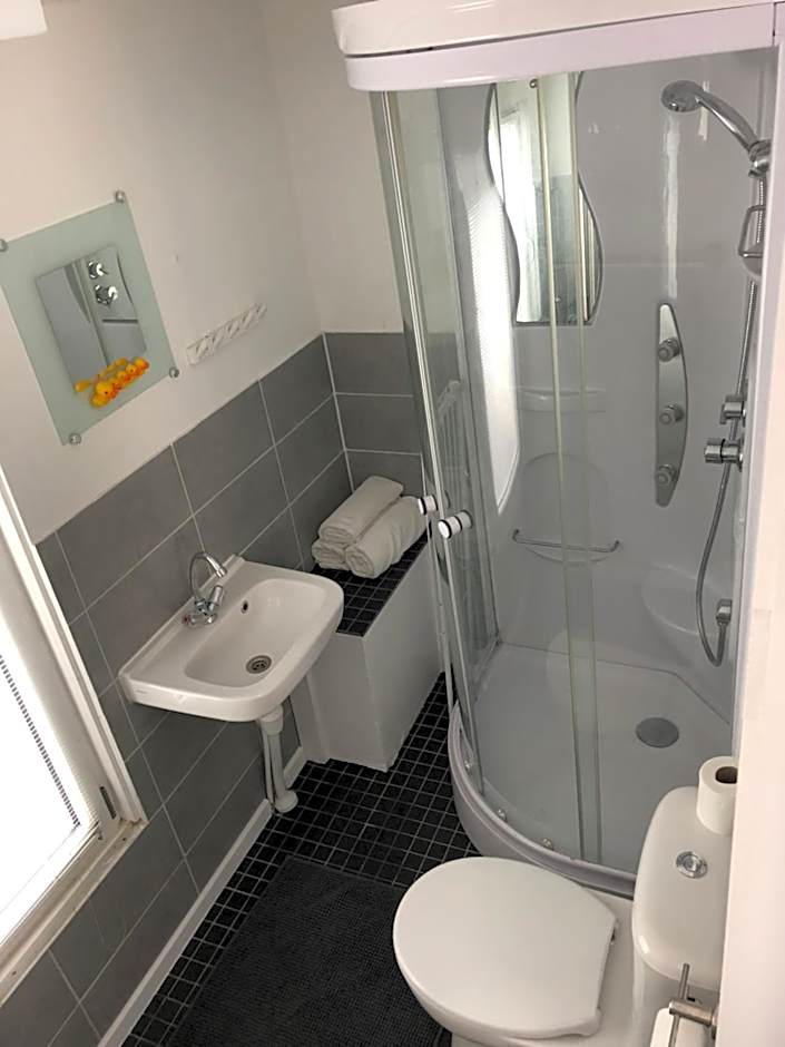 Luxury studio on Robs houseboat special for couples