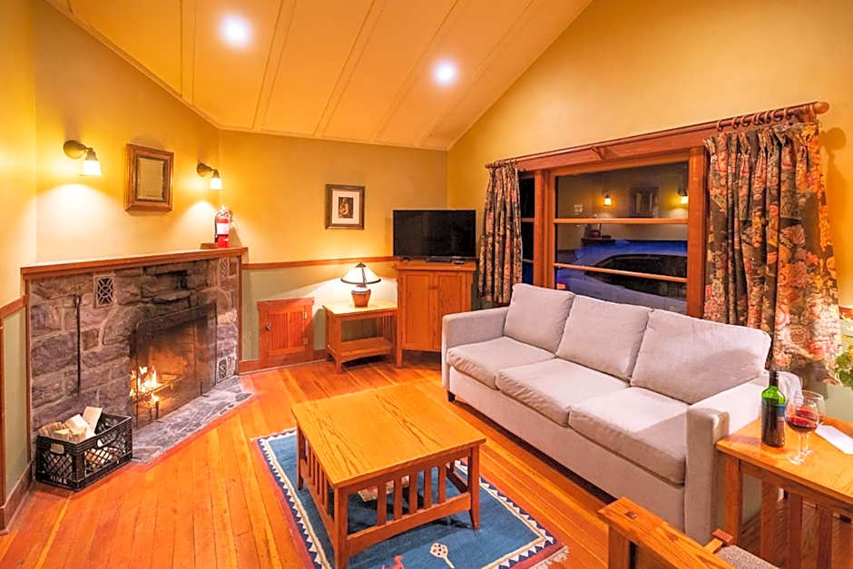 Johnston Canyon Lodge & Bungalows