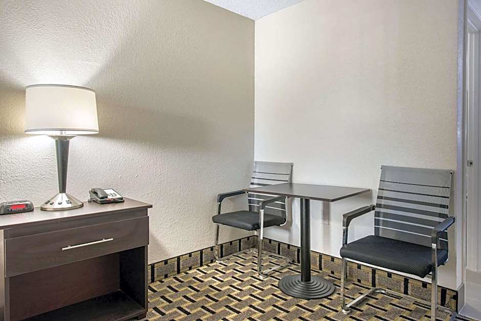 Clarion Inn & Suites Kissimmee-Lake Buena Vista South