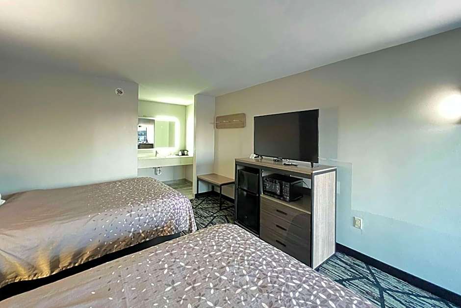 Super 8 by Wyndham Sulphur South