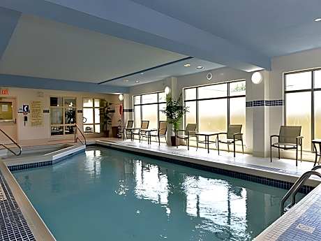 1 King Mobility/Hearing Accessible Ri Shower