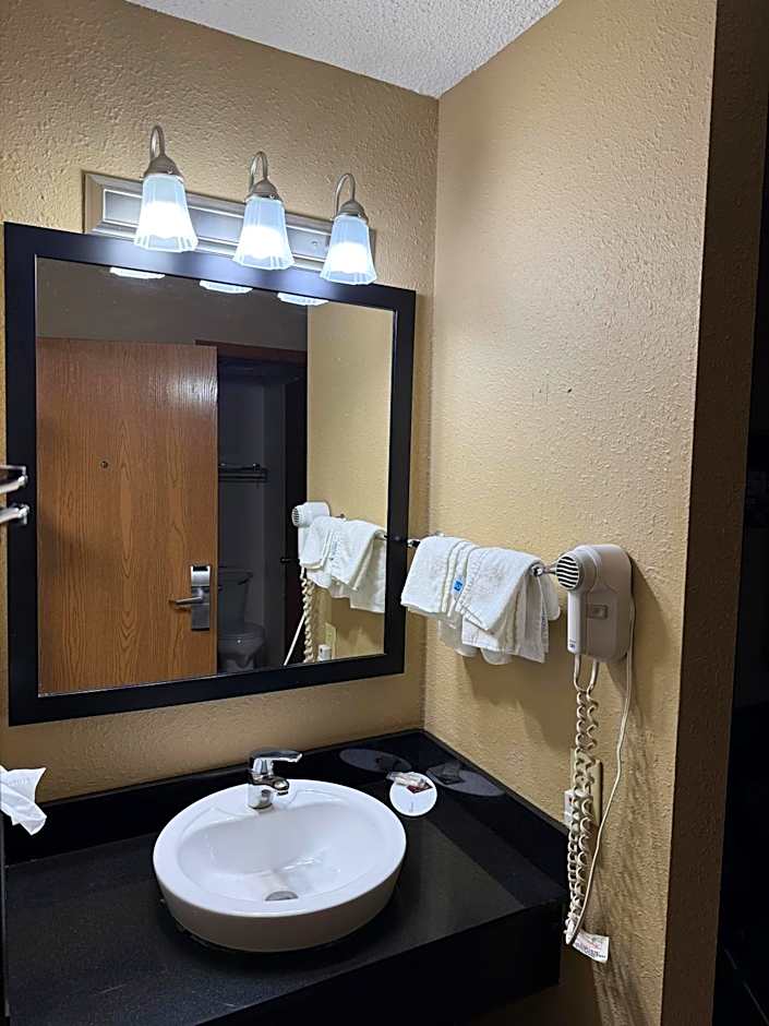 Super 8 by Wyndham Mendota I-39