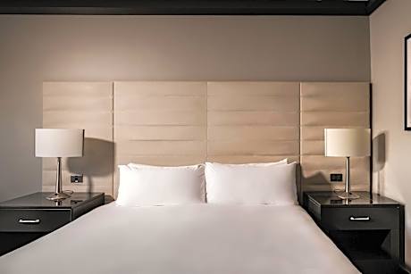 Classic King Room with Pool View - Club Lounge Access