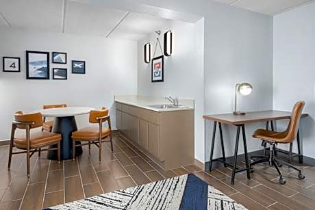 One-Bedroom King Suite with City View and Whirlpool