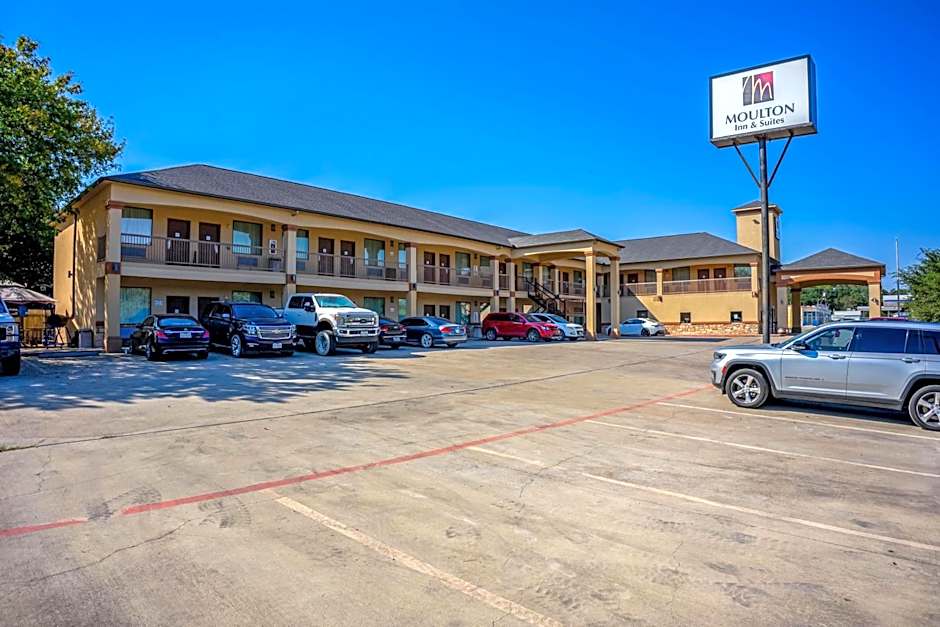Moulton Inn & Suites By OYO