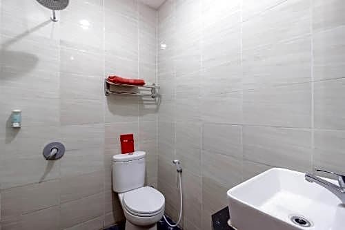 RedDoorz near Pasar Pagi Cirebon