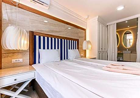 Double or Twin Room with Lake and Parking View