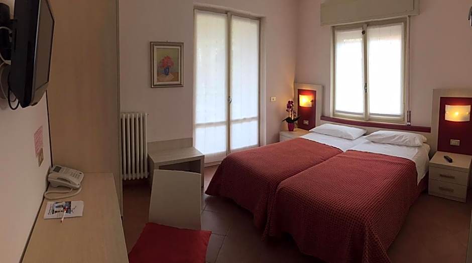 Photo 1 of 4 of 1 Double Bed or 2 Beds, Partial Lake View