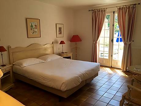 Family room-Superior-Private Bathroom-Pool View