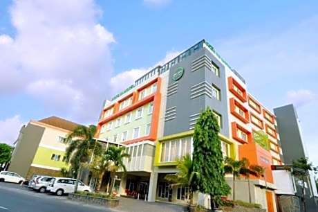 Pose In Hotel Solo