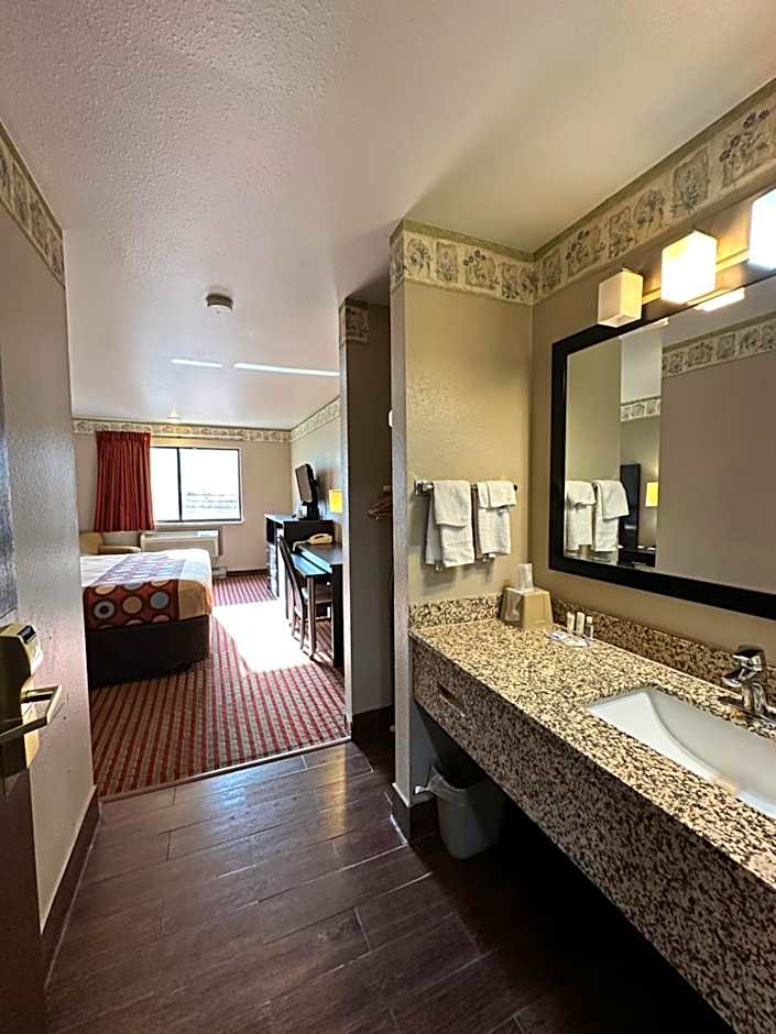 Rodeway Inn & Suites Madison East